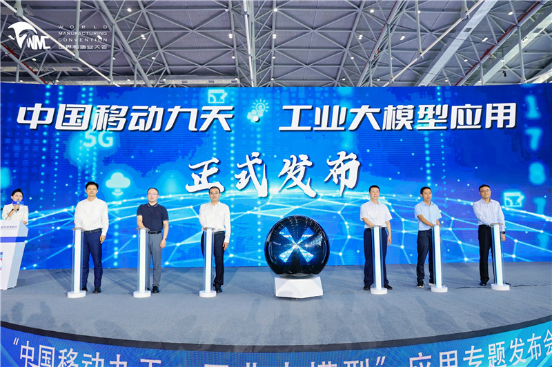 集齐万卡级智算与千亿级大模型的力量