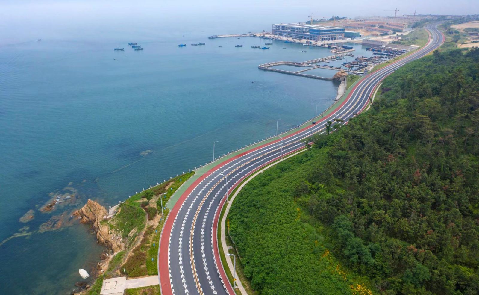 东部独占旅游收入大头，中西部增速抢眼：3.2万亿背后的区域经济对比